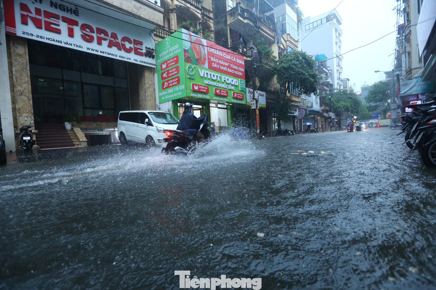 Ghi nhận của PV, cơn mưa rào và dông kéo dài nhiều đợt trong sáng nay (11/8) khiến nhiều tuyến phố ở Hà Nội như Nguyễn Trãi, Vương Thừa Vũ, Hoàng Văn Thái, Bùi Xương Trạch nhanh chóng ngập thành sông với mực nước sâu đến 50-60cm.