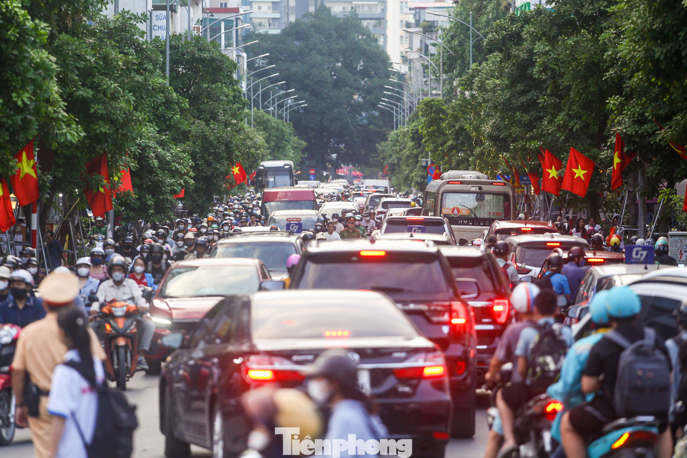 Các phương tiện chôn chân trong phố Vũ Trọng Phụng (quận Thanh Xuân), lực lượng cảnh sát giao thông điều tiết liên tục.
