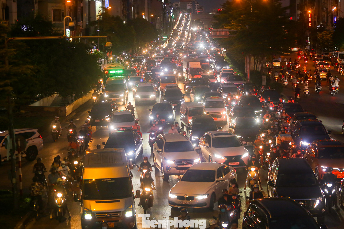 Đến chập tối, tình trạng ùn tắc trên nhiều tuyến phố vẫn chưa thuyên giảm.