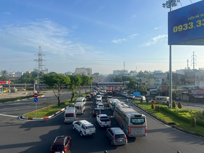 Dự án mở rộng quốc lộ 13 dài khoảng 5 km, dự kiến tổng mức đầu tư khoảng 10.000 tỉ đồng để mở rộng tuyến đường QL13 lên 53-60 m. Sở đề xuất bố trí ngân sách 50%, doanh nghiệp 50%. Dự kiến tổng chi phí bồi thường, giải phóng mặt bằng khoảng 9.000 tỉ đồng. Dự án mở rộng quốc lộ 13 dài khoảng 5 km, dự kiến tổng mức đầu tư khoảng 10.000 tỉ đồng để mở rộng tuyến đường QL13 lên 53-60 m. Sở đề xuất bố trí ngân sách 50%, doanh nghiệp 50%. Dự kiến tổng chi phí bồi thường, giải phóng mặt bằng khoảng 9.000 tỉ đồng.