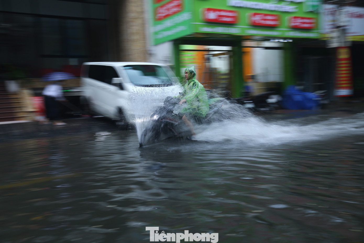 Phương tiện liều mình lao vào biển nước.