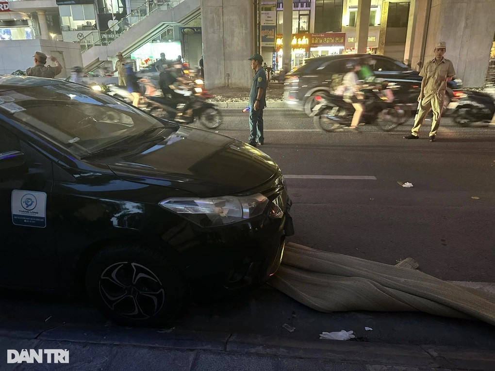 Sau khi nhảy từ trên cao xuống, anh Q. đã rơi trúng đầu ô tô, tử vong tại chỗ (Ảnh: Nguyễn Hải).