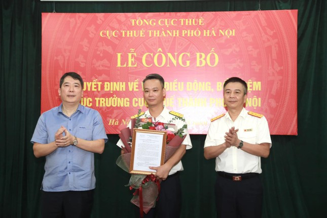 Thứ trưởng Bộ Tài chính Cao Anh Tuấn và Quyền Tổng cục trưởng Thuế Mai Xuân Thành trao quyết định bổ nhiệm Cục trưởng Thuế Hà Nội cho ông Vũ Mạnh Cường. Thứ trưởng Bộ Tài chính Cao Anh Tuấn và Quyền Tổng cục trưởng Thuế Mai Xuân Thành trao quyết định bổ nhiệm Cục trưởng Thuế Hà Nội cho ông Vũ Mạnh Cường.