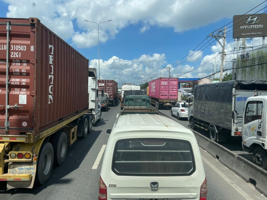 Quốc lộ 1 hiện nay thường xuyên bị ùn ứ nên việc nâng cấp, mở rộng là cấp thiết. Quốc lộ 1 hiện nay thường xuyên bị ùn ứ nên việc nâng cấp, mở rộng là cấp thiết.