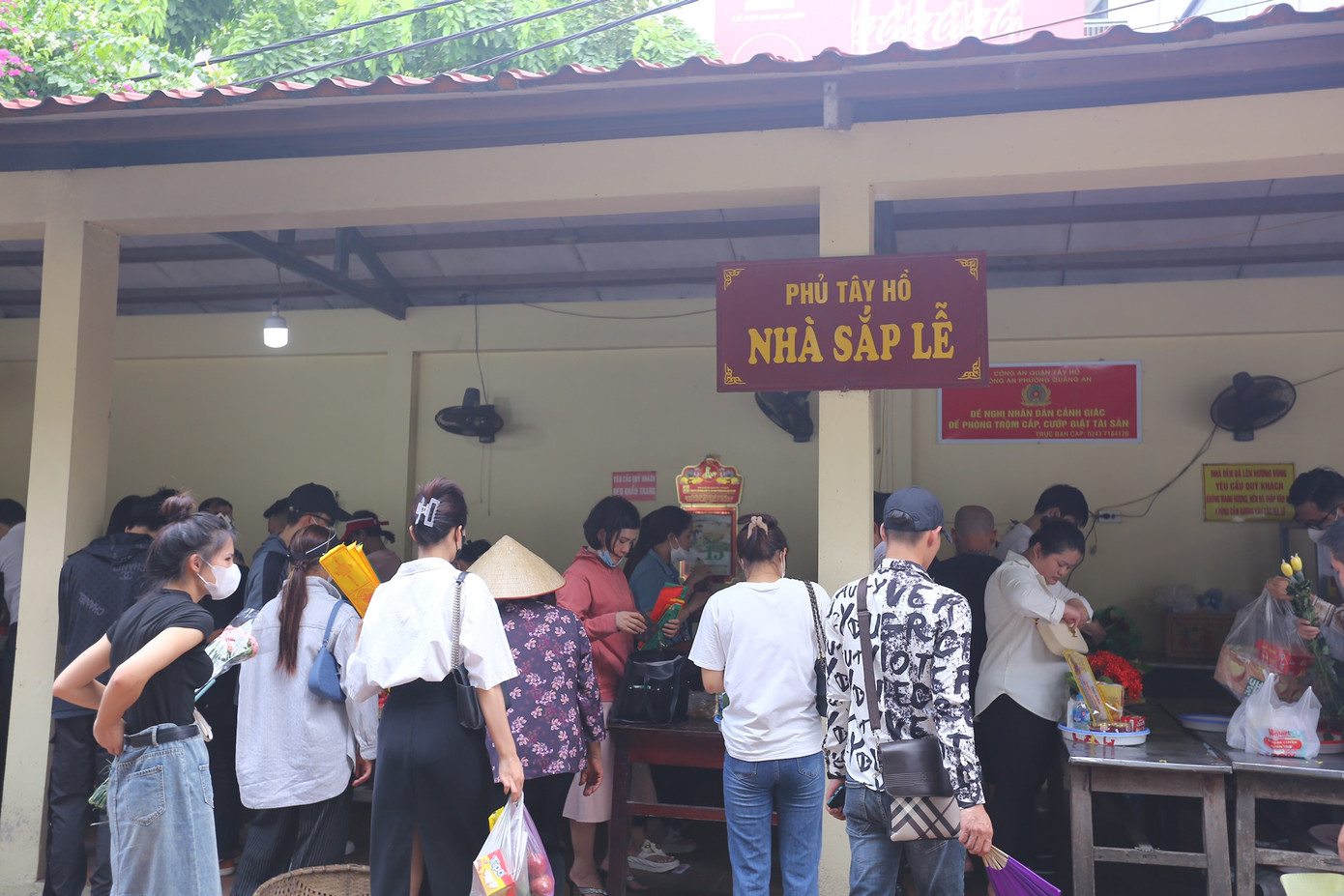 Khu vực nhà sắp lễ nườm nượp người ra vào.