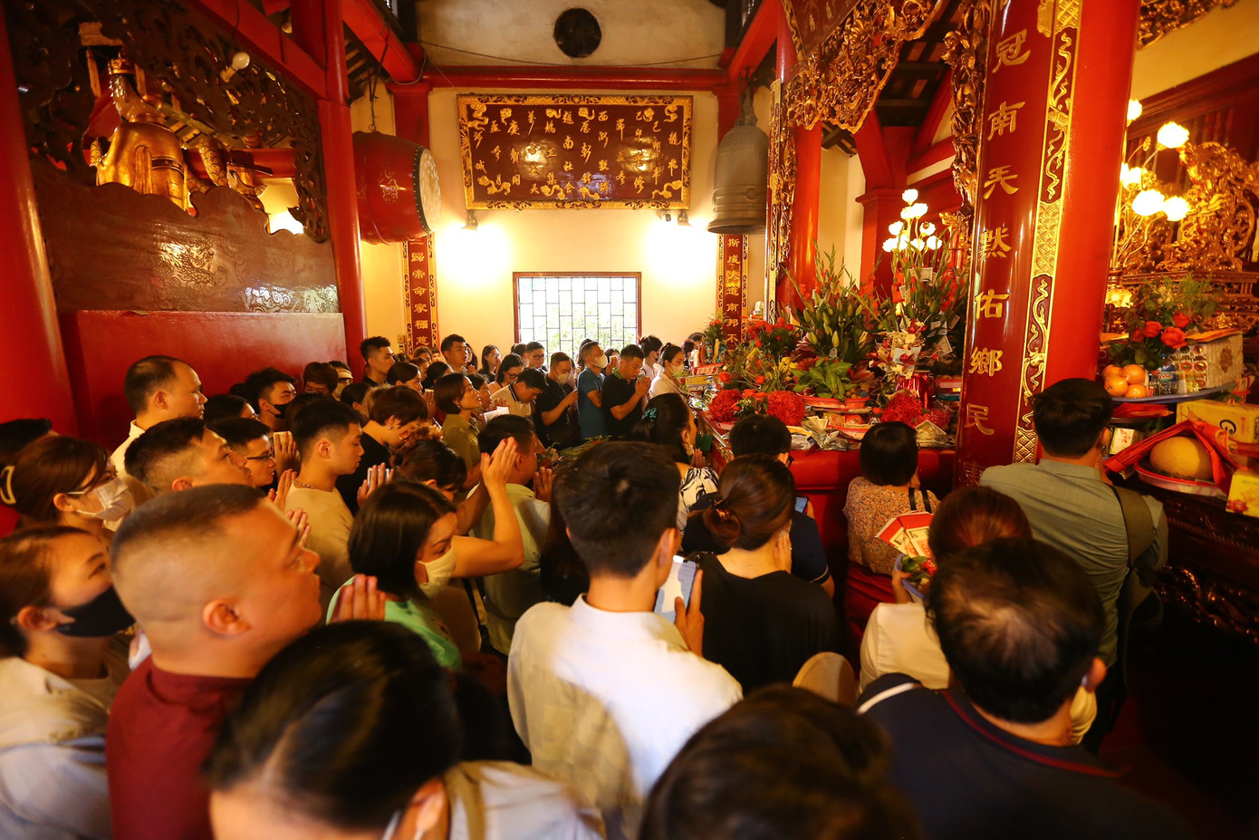 Không gian trong gian chính điện thờ Tam phủ công đồng Phủ Tây Hồ khá ngột ngạt vì quá đông người nhưng nhiều du khách vẫn cố gắng đến gần bàn thờ để hành lễ.