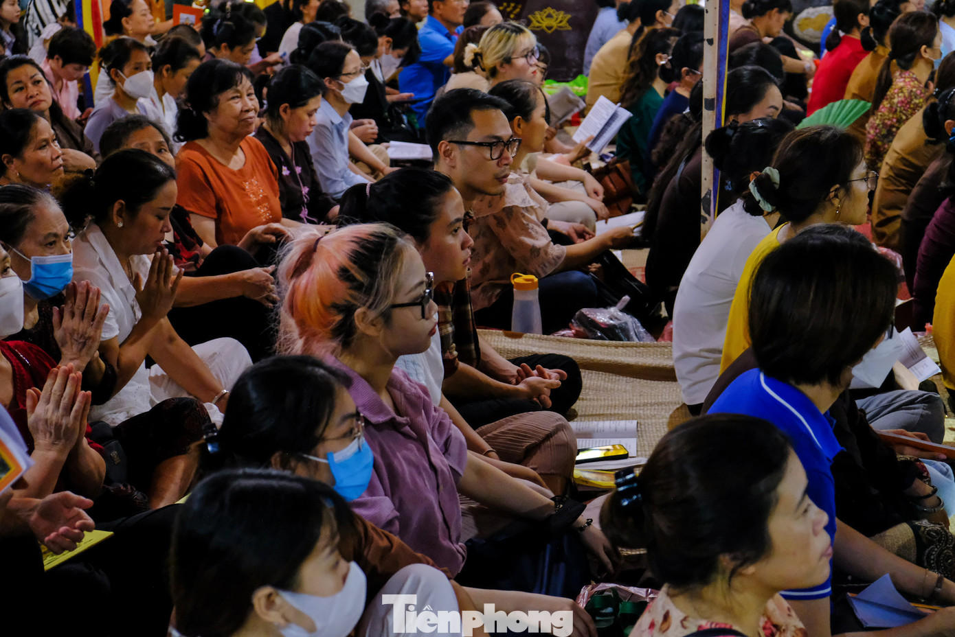 Càng về tối, lượng du khách, phật tử đến với chùa càng đông đúc.