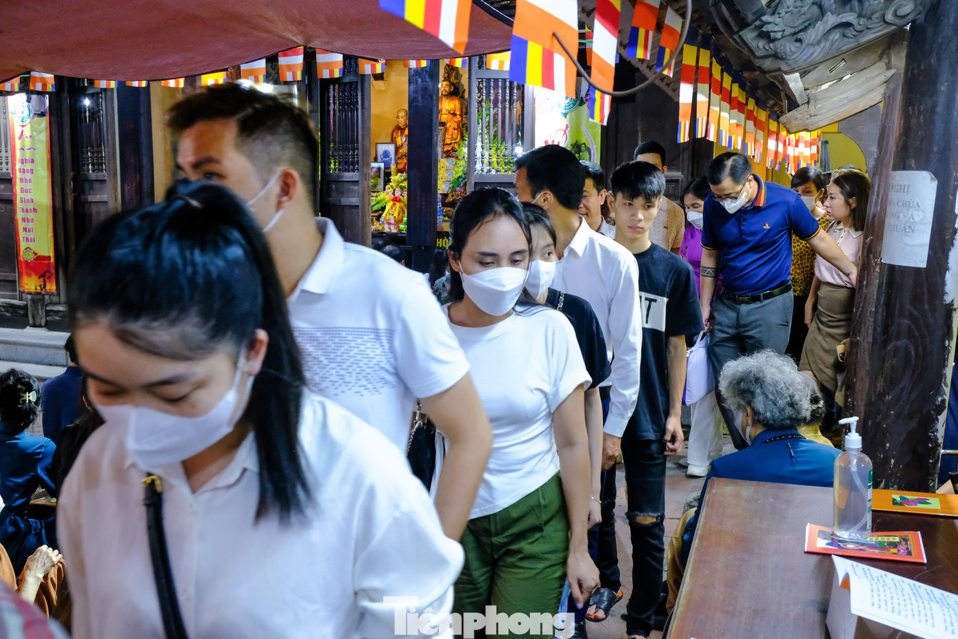 Mọi người phải đứng chờ nhau để có thể kiếm được chỗ ngồi trong sân chùa.