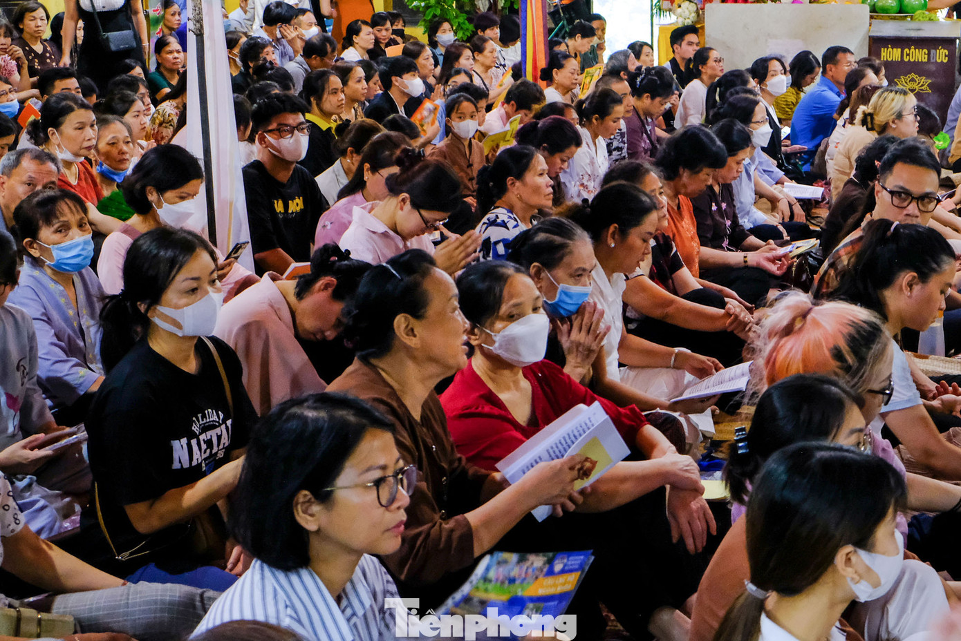 Trong khuôn viên của chùa chật kín người, không còn chỗ trống.