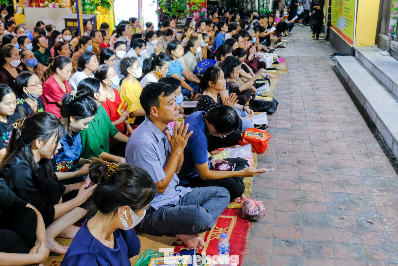 Phần lớn diện tích mặt sân được trải chiếu để người dân tham dự lễ có chỗ ngồi.