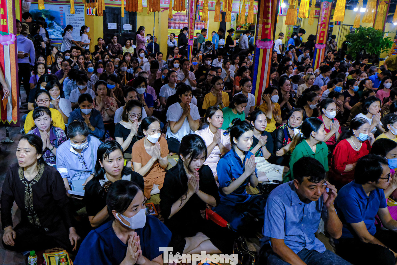 Bên trong khuôn viên chùa du khách cũng như các phật tử đều được hướng dẫn ngồi theo hàng để đảm bảo trật tự tại khu vực làm lễ.