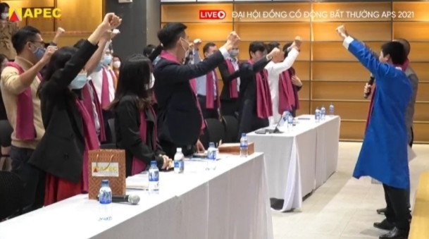 Ban lãnh đạo APS cùng cổ đông hô "quyết tâm gồng lãi" gây nhiều tranh cãi trên mạng xã hội. Ban lãnh đạo APS cùng cổ đông hô "quyết tâm gồng lãi" gây nhiều tranh cãi trên mạng xã hội.