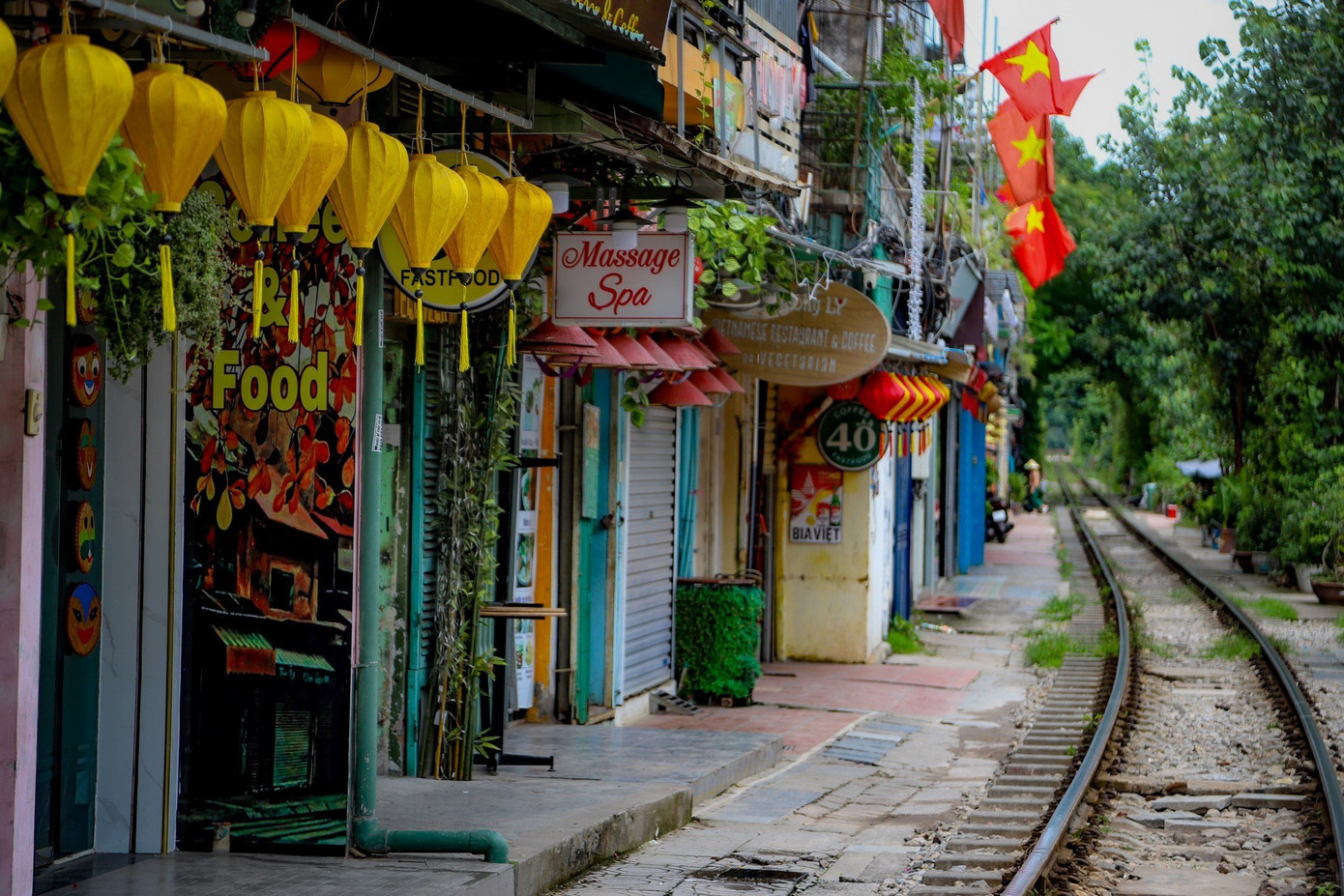 Thực tế, khoảng cách từ nhà dân đến mép ray đường tàu chỉ 1,8-2,3 m. Khi tàu chạy qua, khoảng không còn lại là rất ít. Chưa kể đến việc du khách quá đông, có thể dẫn đến chen lấn, xô đẩy hay trượt chân, vô cùng nguy hiểm.