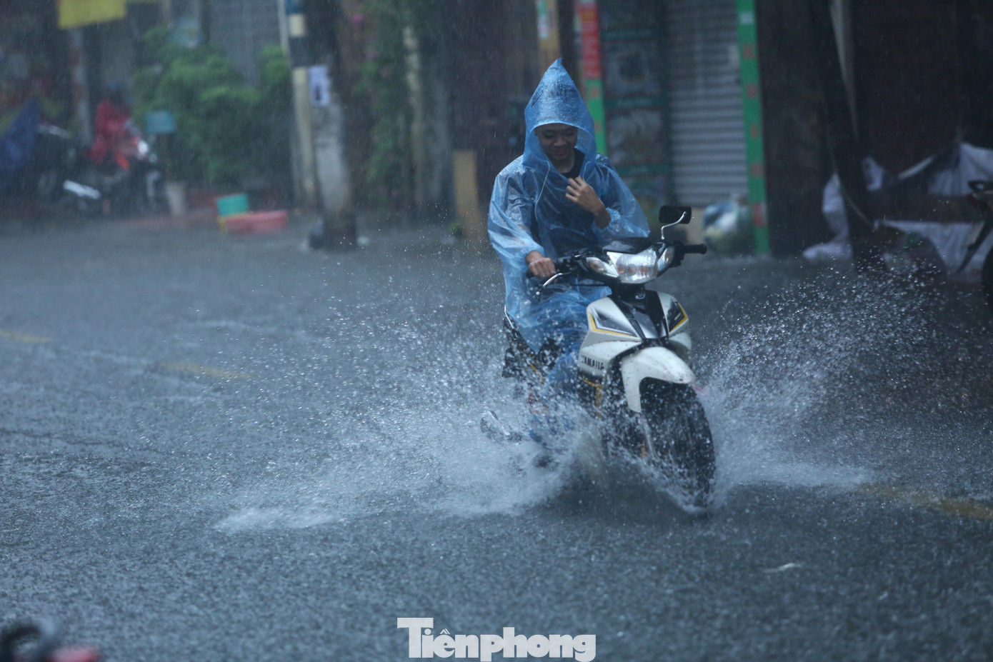 Phố Hoàng Văn Thái (quận Thanh Xuân) nhanh chóng ngập chỉ sau 15 phút mưa lớn.