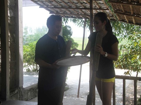 Hoàng My và đầu bếp Yan cùng thử giã gạo