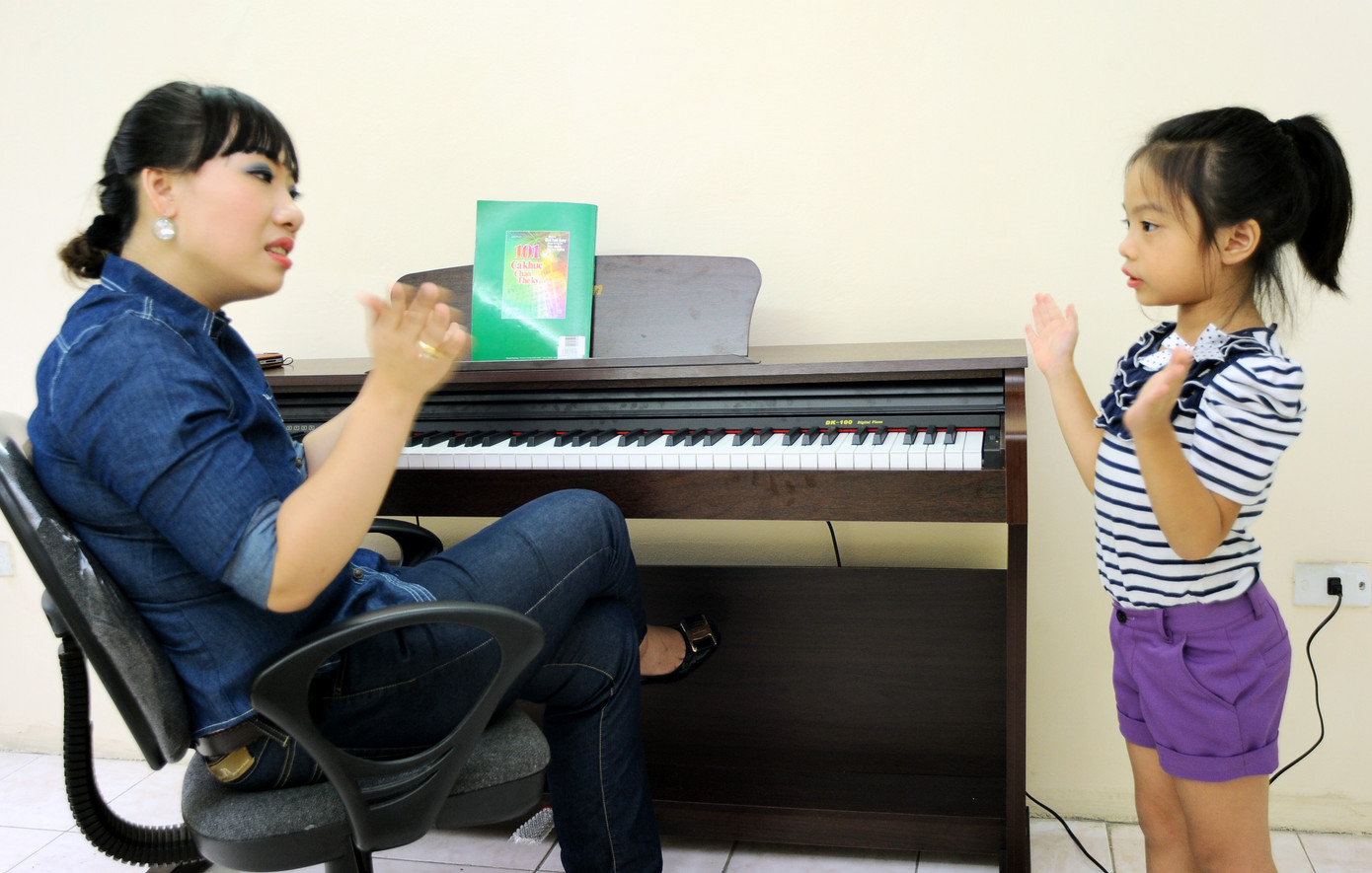 Ca sĩ Hiền Anh cùng những học viên của mình Nhằm phát triển tài năng âm nhạc nhí, Hiền Anh còn đào tạo cho học viên còn rất nhỏ tuổi. Bé Khánh Hà (6 tuổi) với ước mơ được tham gia các cuộc thi tài năng nhí như Đồ rê mí. Cô Hiền Anh cùng các trò nhí say sưa tập luyện bên cây đàn piano