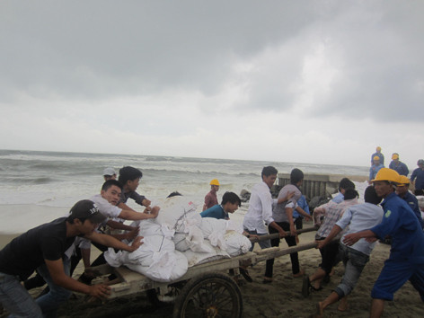 Bộ đội giúp dân sơ tán 