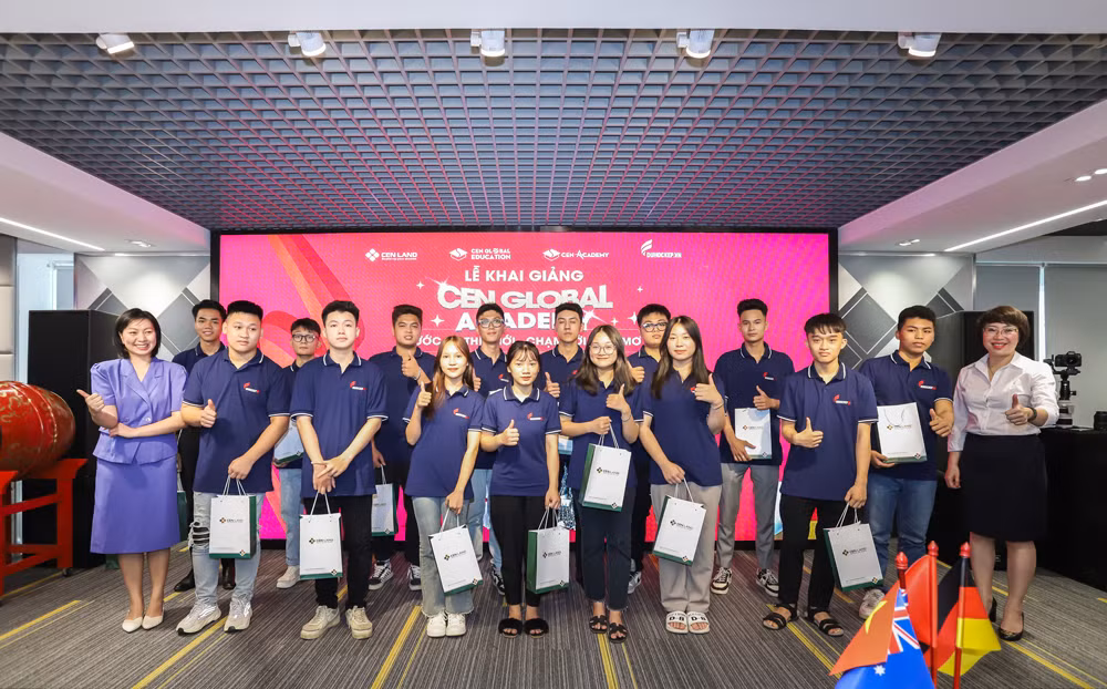 Học viên Cen Global Academy hào hứng bước vào hành trình đào tạo trở thành nhân lực toàn cầu. Học viên Cen Global Academy hào hứng bước vào hành trình đào tạo trở thành nhân lực toàn cầu.