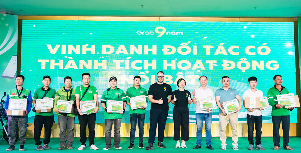 Đại diện Grab tri ân và vinh danh các tài xế có thành tích nổi bật trong năm vừa qua Đại diện Grab tri ân và vinh danh các tài xế có thành tích nổi bật trong năm vừa qua