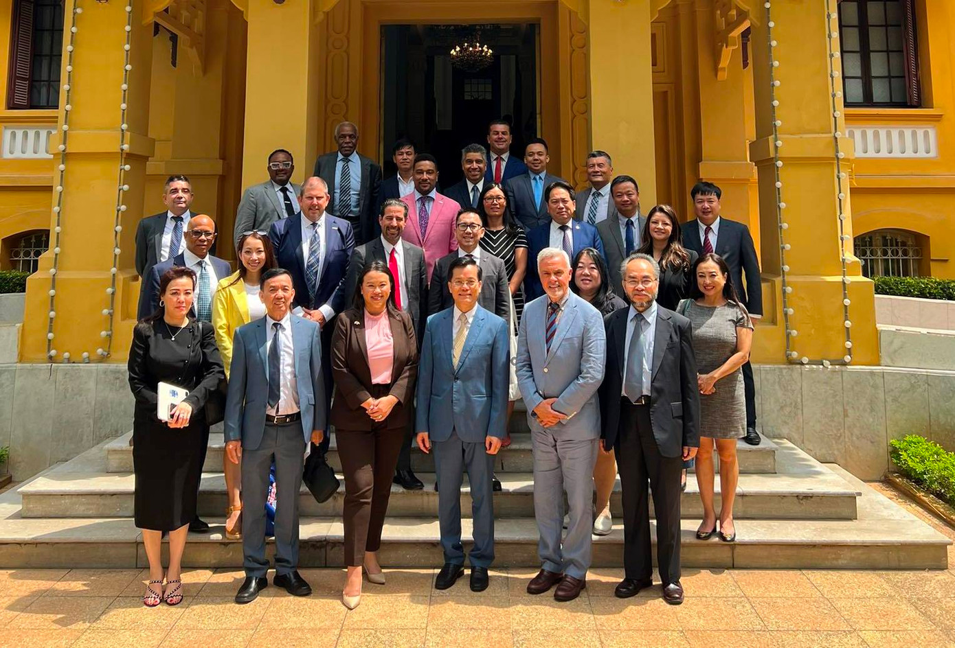 Thứ trưởng Bộ Ngoại giao Hà Kim Ngọc chụp ảnh lưu niệm cùng bà Sheng Thao – Thị trưởng Thị trưởng thành phố Oakland Sheng Thao và đại diện doanh nghiệp Hoa Kỳ Thứ trưởng Bộ Ngoại giao Hà Kim Ngọc chụp ảnh lưu niệm cùng bà Sheng Thao – Thị trưởng Thị trưởng thành phố Oakland Sheng Thao và đại diện doanh nghiệp Hoa Kỳ