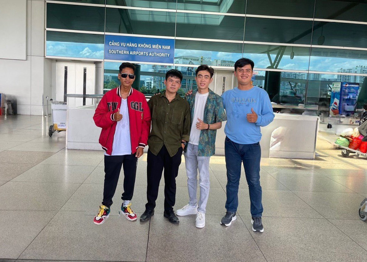 Các em sinh viên chụp ảnh lưu niệm trước khi lên đường sang Israel thực tập Các em sinh viên chụp ảnh lưu niệm trước khi lên đường sang Israel thực tập