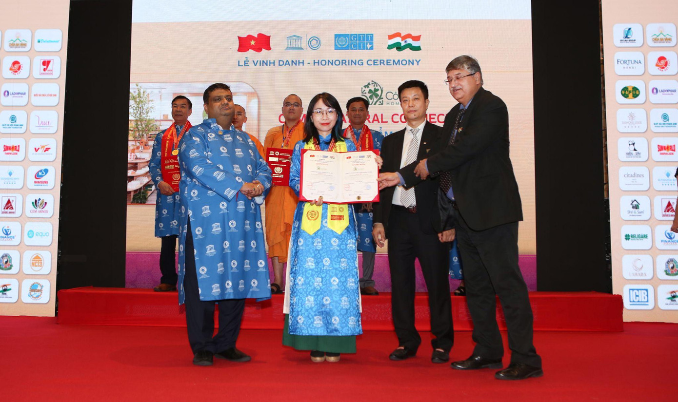 Đại diện thương hiệu Cỏ Mềm nhận giấy chứng nhận tại Lễ Biểu dương - Vinh danh trong khuôn khổ Diễn đàn Giao lưu Kinh tế - Văn hóa Việt Nam - Ấn Độ Đại diện thương hiệu Cỏ Mềm nhận giấy chứng nhận tại Lễ Biểu dương - Vinh danh trong khuôn khổ Diễn đàn Giao lưu Kinh tế - Văn hóa Việt Nam - Ấn Độ