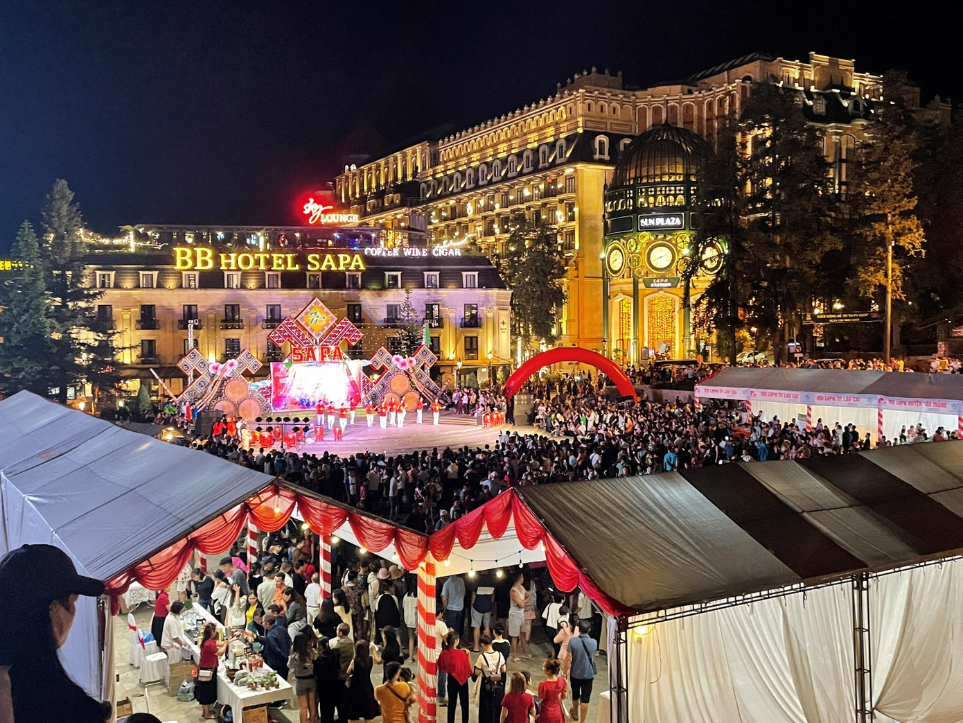Các hoạt động văn hóa văn nghệ, hội chợ tại Sapa luôn thu hút nhiều khách du lịch tham quan và mua sắm