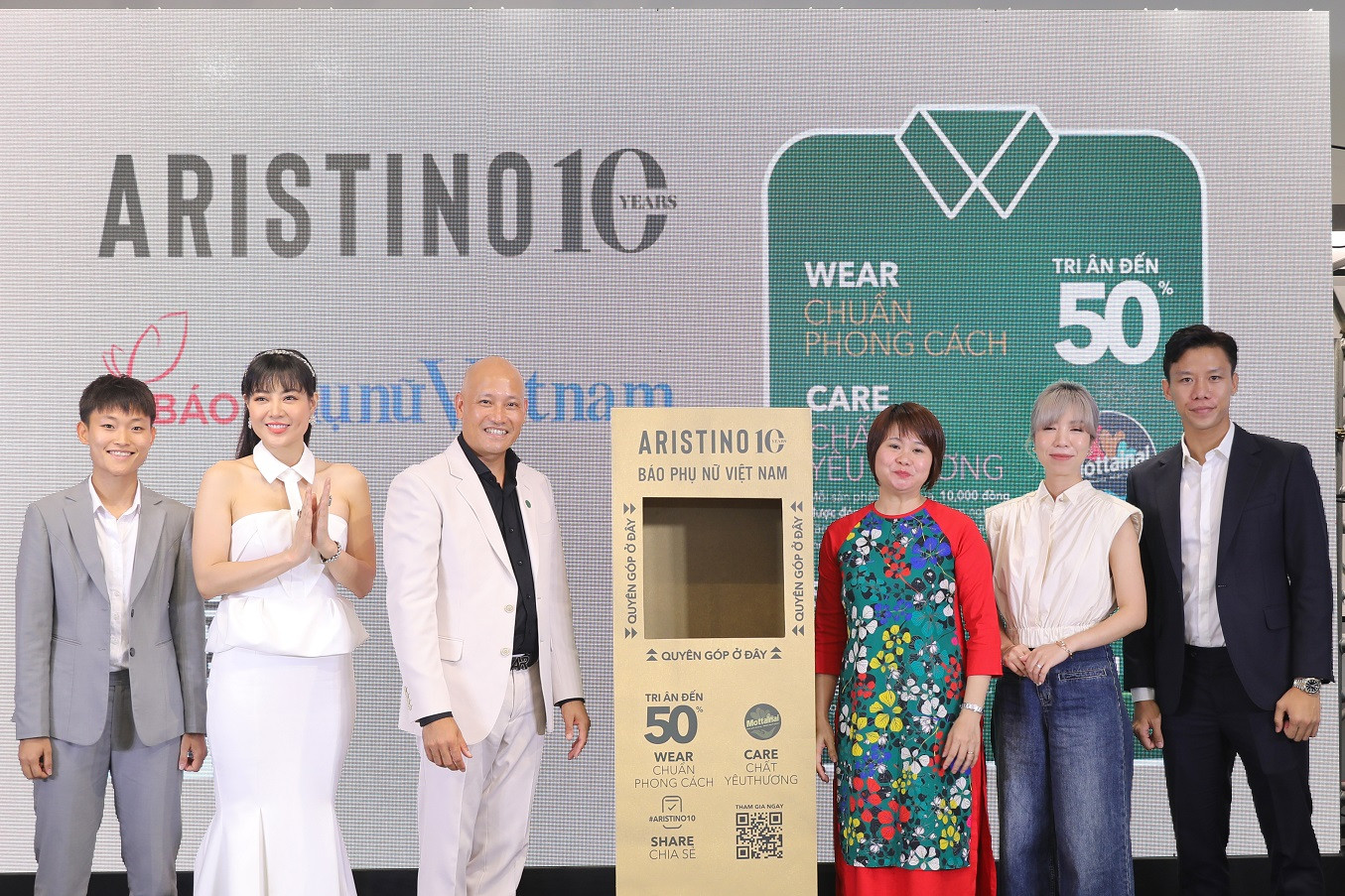 Bà Nguyễn Thị Thục Hạnh, Tổng Biên tập báo Phụ nữ Việt Nam và ông Tăng Văn Khanh, Tổng Giám đốc Cty Cổ phần Đầu tư K&G Việt Nam cùng các cầu thủ bóng đá và diễn viên trong buổi lễ công bố. Bà Nguyễn Thị Thục Hạnh, Tổng Biên tập báo Phụ nữ Việt Nam và ông Tăng Văn Khanh, Tổng Giám đốc Cty Cổ phần Đầu tư K&G Việt Nam cùng các cầu thủ bóng đá và diễn viên trong buổi lễ công bố.