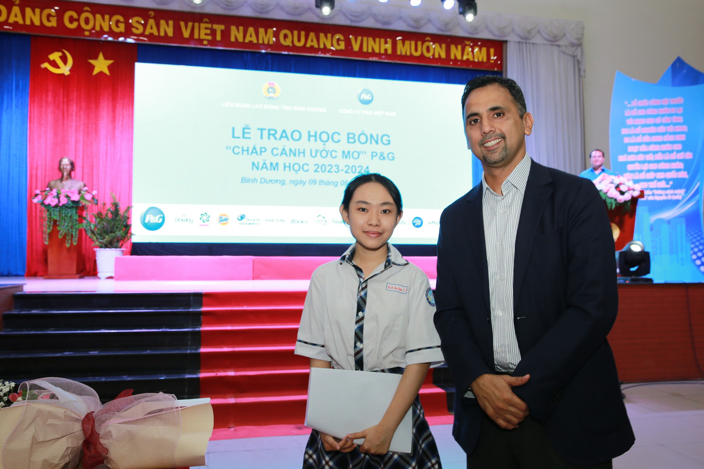 Em Hà Thị Thu Ngân, hiện là học sinh lớp 11A1 Trường Trung Học Phổ Thông Nguyễn An Ninh, Dĩ An, Bình Dương chia sẻ tại buổi trao học bổng