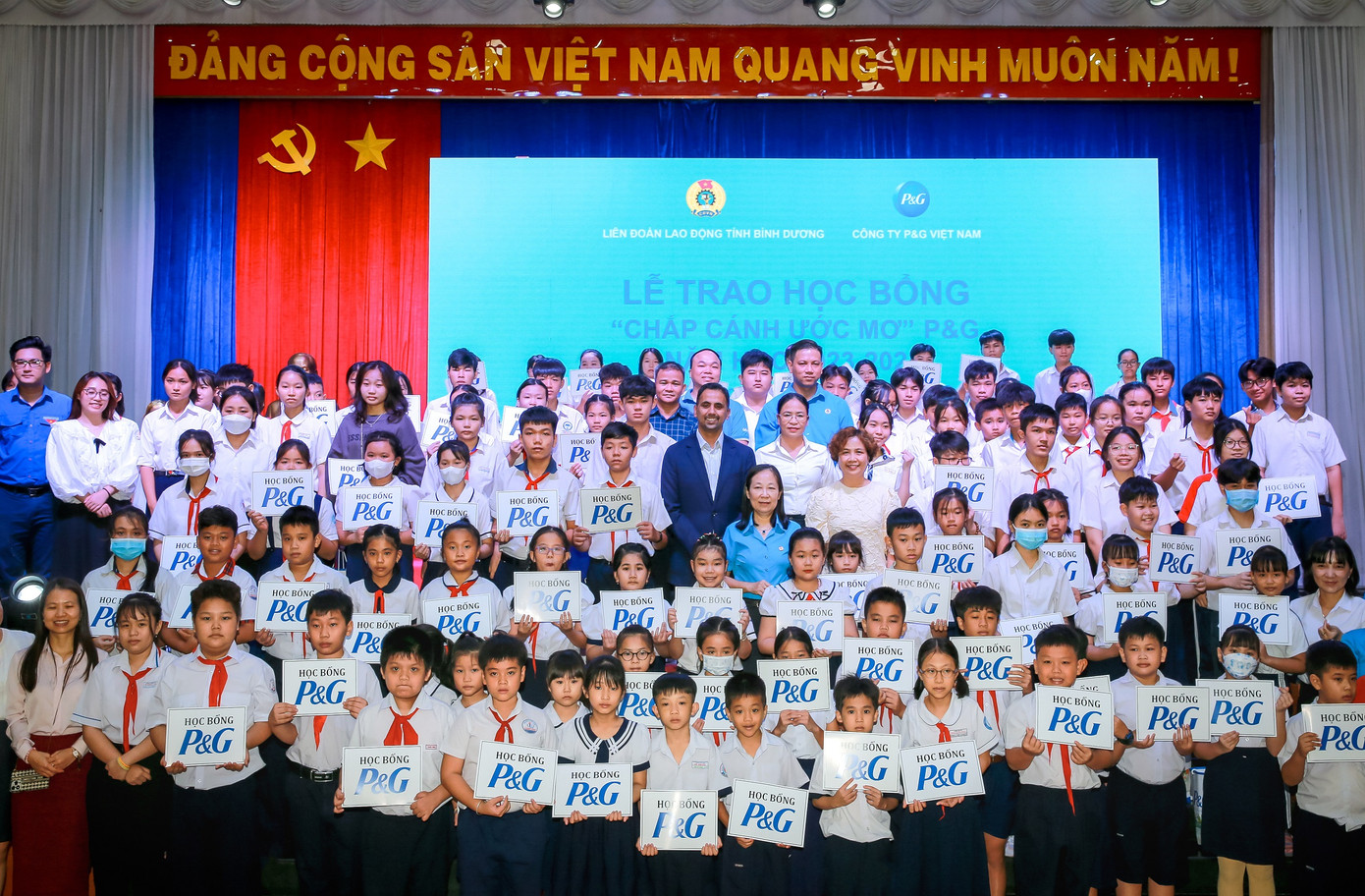 150 tấm gương học giỏi vượt khó vinh dự được nhận học bổng