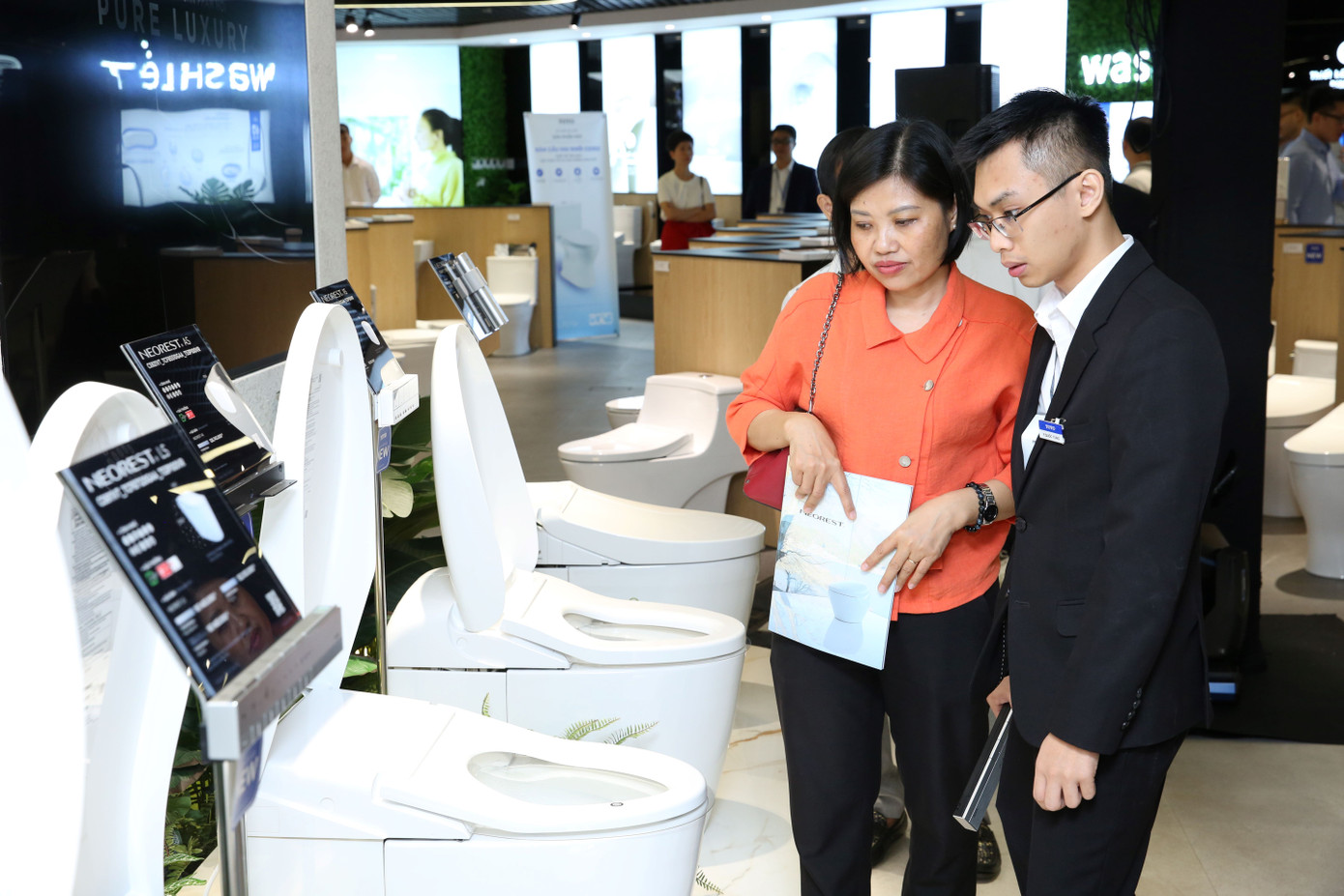 Khách hàng tham quan sản phẩm mới