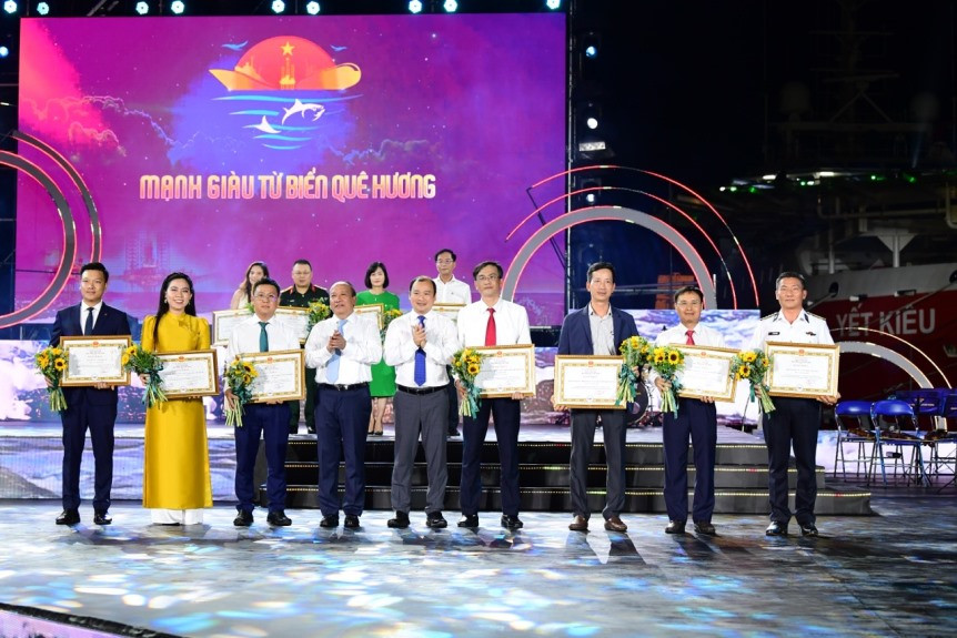 Đại diện Agribank (thứ 4 từ phải sang) nhận hoa và Bằng khen của Ban tổ chức chương trình "Mạnh giàu từ biển quê hương" (Ảnh: Ngọc Thành - VOV) Đại diện Agribank (thứ 4 từ phải sang) nhận hoa và Bằng khen của Ban tổ chức chương trình "Mạnh giàu từ biển quê hương" (Ảnh: Ngọc Thành - VOV)