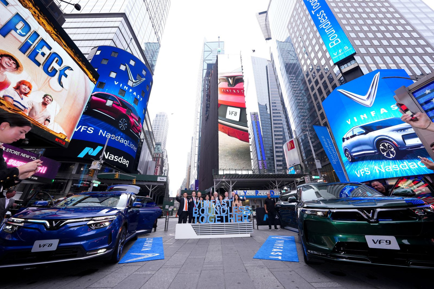 VinFast trở thành công ty xe điện có giá trị vốn hóa lớn thứ 3 thế giới sau khi niêm yết Nasdaq VinFast trở thành công ty xe điện có giá trị vốn hóa lớn thứ 3 thế giới sau khi niêm yết Nasdaq