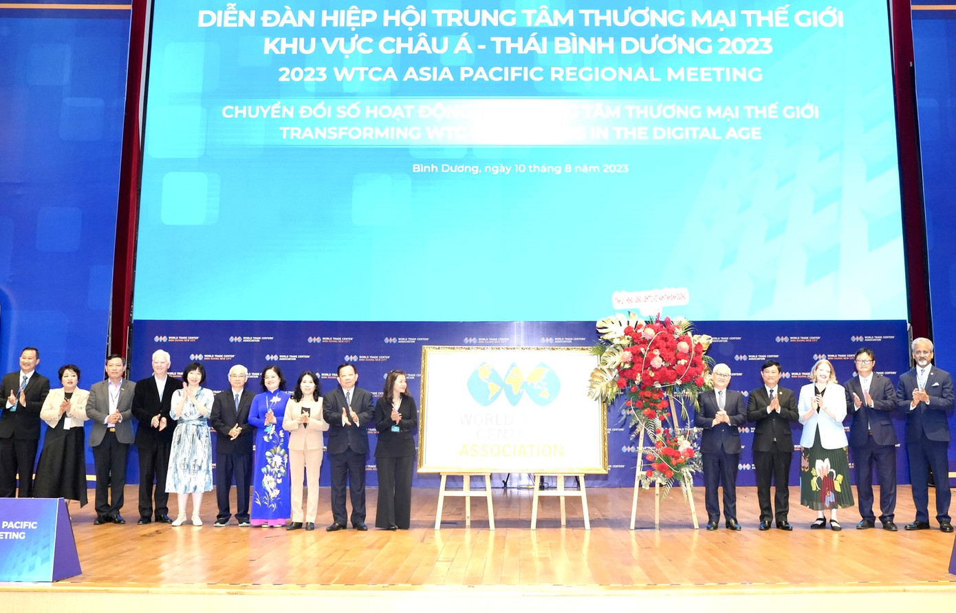 Lãnh đạo tỉnh Bình Dương tặng hoa chúc mừng diễn đàn