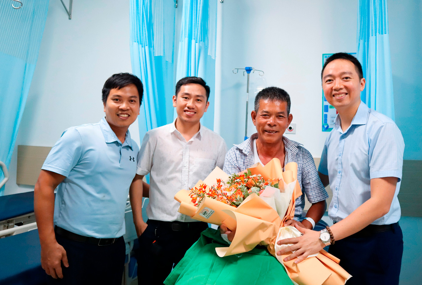 Các bác sĩ chúc mừng bệnh nhân đầu tiên được can thiệp ESD tại Tây Nguyên hồi phục