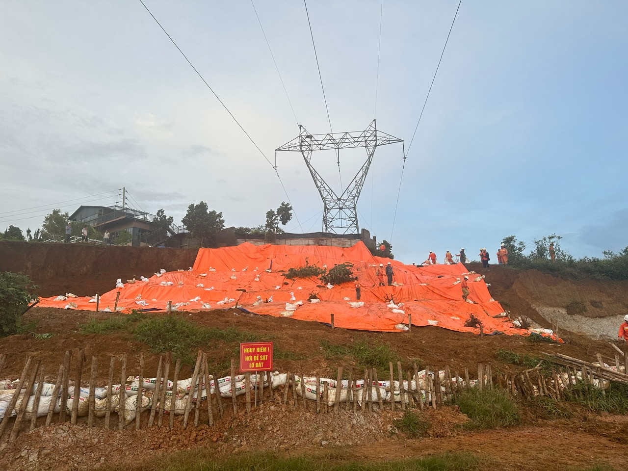 Một vị trí sạt lở gần vị trí cột đường dây truyền tải điện tại Lâm Đồng đã được Công ty Truyền tải điện 3 khắc phục