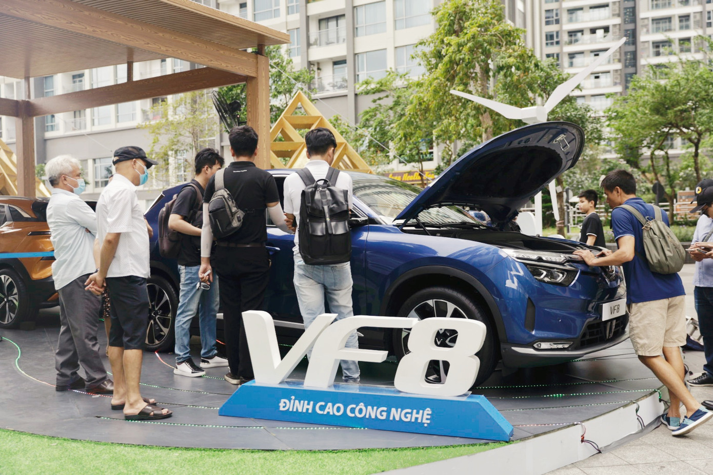 VF 8 thu hút đông đảo khách tham quan tại triển lãm “VinFast – Vì tương lai xanh”. VF 8 thu hút đông đảo khách tham quan tại triển lãm “VinFast – Vì tương lai xanh”.