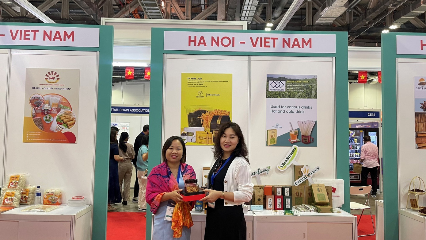 Khách hàng trải nghiệm sản phẩm đông trùng hạ thảo Thiên Phúc ngay tại quầy trưng bày và giới thiệu sản phẩm trong sự kiện. Ảnh: Dược thảo Thiên Phúc