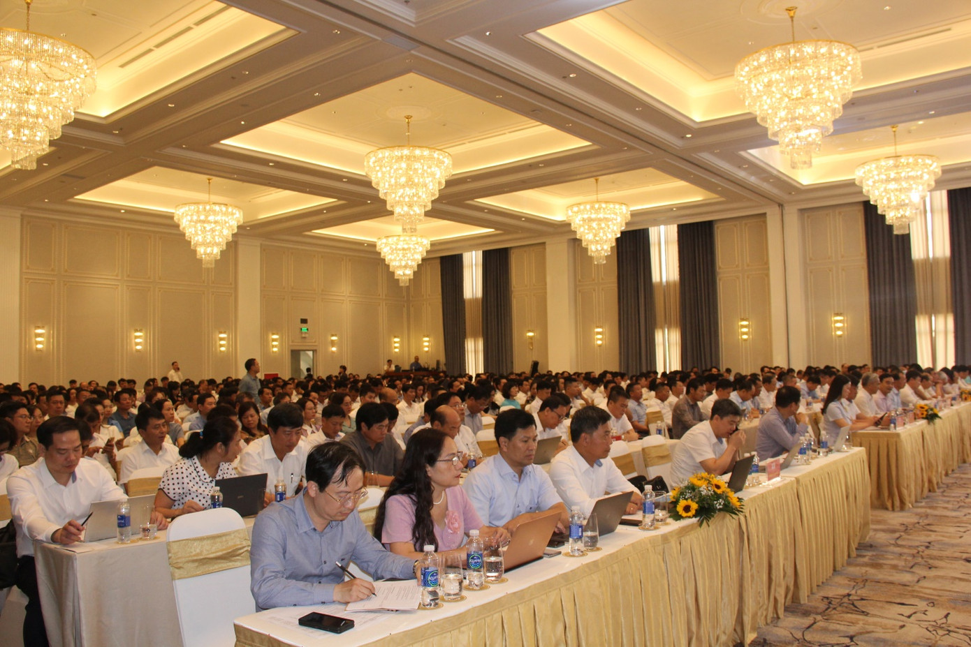 Các đại biểu dự hội nghị. Các đại biểu dự hội nghị.