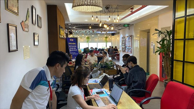 Ngay sau kỳ thi THPT, Hệ thống Đào tạo Lập trình viên Quốc tế Aptech luôn tiếp đón lượng lớn phụ huynh và học sinh tới làm thủ tục nhập học, một nửa trong số đó lựa chọn học song song với trường Đại học khác. (Ảnh: Aptech cơ sở 19 Lê Thanh Nghị) Ngay sau kỳ thi THPT, Hệ thống Đào tạo Lập trình viên Quốc tế Aptech luôn tiếp đón lượng lớn phụ huynh và học sinh tới làm thủ tục nhập học, một nửa trong số đó lựa chọn học song song với trường Đại học khác. (Ảnh: Aptech cơ sở 19 Lê Thanh Nghị)