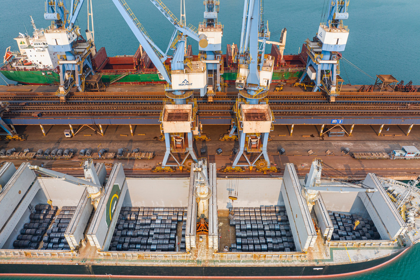 Xuất hàng HRC tại cảng chuyên dùng Hòa Phát Dung Quất Xuất hàng HRC tại cảng chuyên dùng Hòa Phát Dung Quất