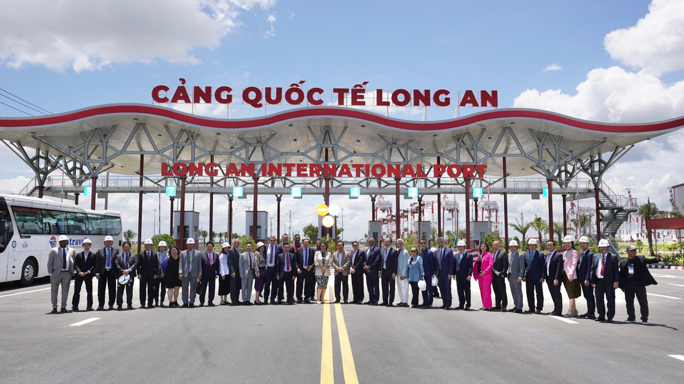 Bà Sheng Thao cùng đoàn doanh nghiệp Hoa Kỳ chụp ảnh lưu niệm tại cảng quốc tế Long An