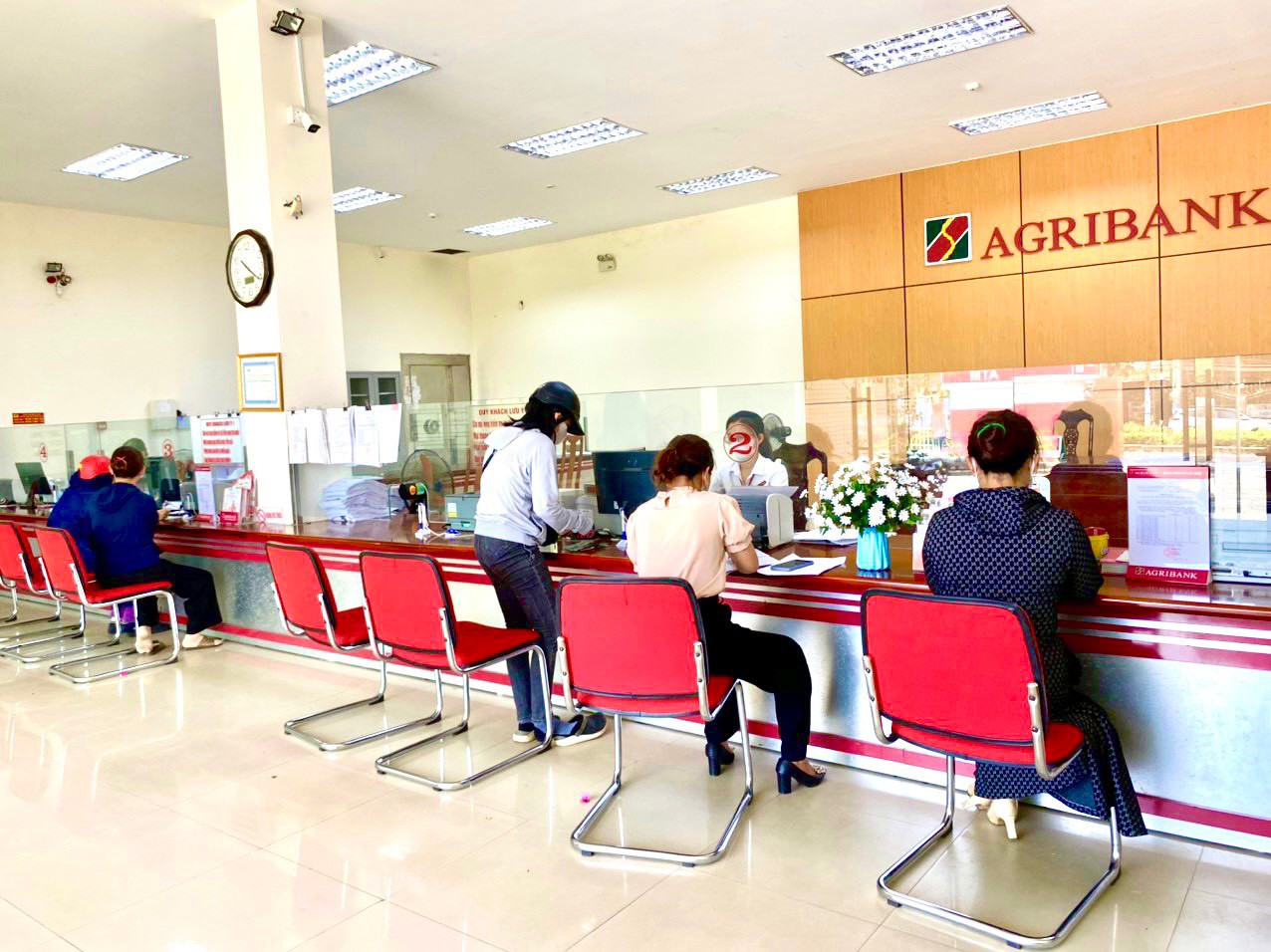 Giao dịch viên Agribank Phước Sơn - Quảng Nam nhanh trí giúp khách hàng tránh được “bẫy” chuyển tiền, với số tiền 200 triệu đồng Giao dịch viên Agribank Phước Sơn - Quảng Nam nhanh trí giúp khách hàng tránh được “bẫy” chuyển tiền, với số tiền 200 triệu đồng