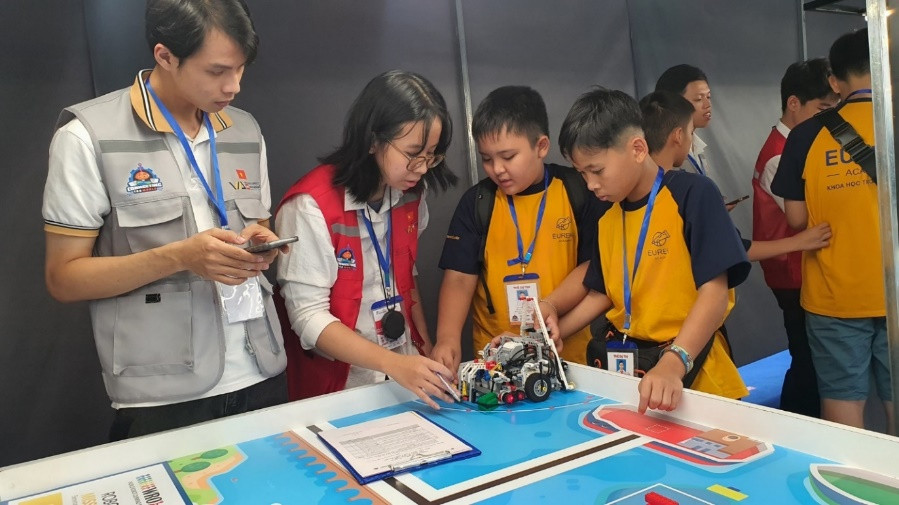 Các đội thi nhận đề, thảo luận ý tưởng và thi đấu bùng nổ