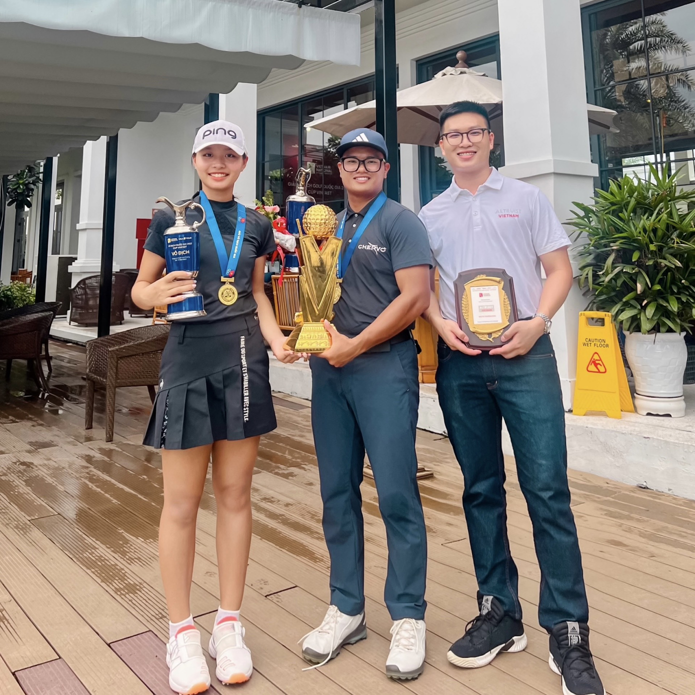 Đại diện Altruist Vietnam chụp ảnh lưu niệm cùng hai nhà vô địch Lê Chúc An và Nguyễn Nhất Long tại lễ trao giải