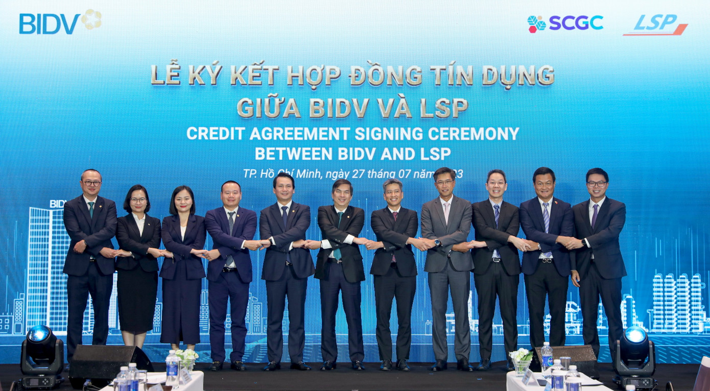 Đại diện lãnh đạo các đơn vị chụp ảnh lưu niệm tại Lễ ký kết Hợp đồng tín dụng giữa BIDV và LSP