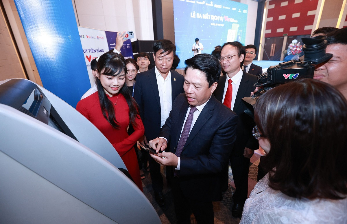 Phó Thống đốc NHNN Phạm Tiến Dũng trải nghiệm dịch vụ tại ATM của Agribank