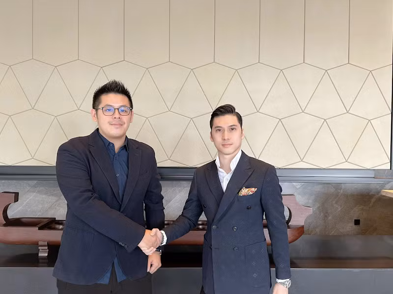 Ông Tim Dương( bên phải), Giám đốc điều hành tập đoàn Staynex và Chủ tịch Emering Capital Group và ông Bernard - Tổng Giám đốc Staynex