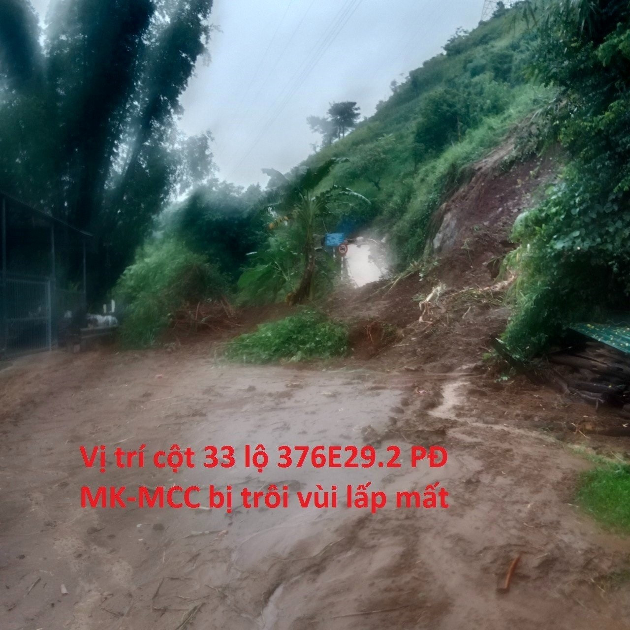 Cột điện tại Yên Bái bị nghiêng do sạt lở đất