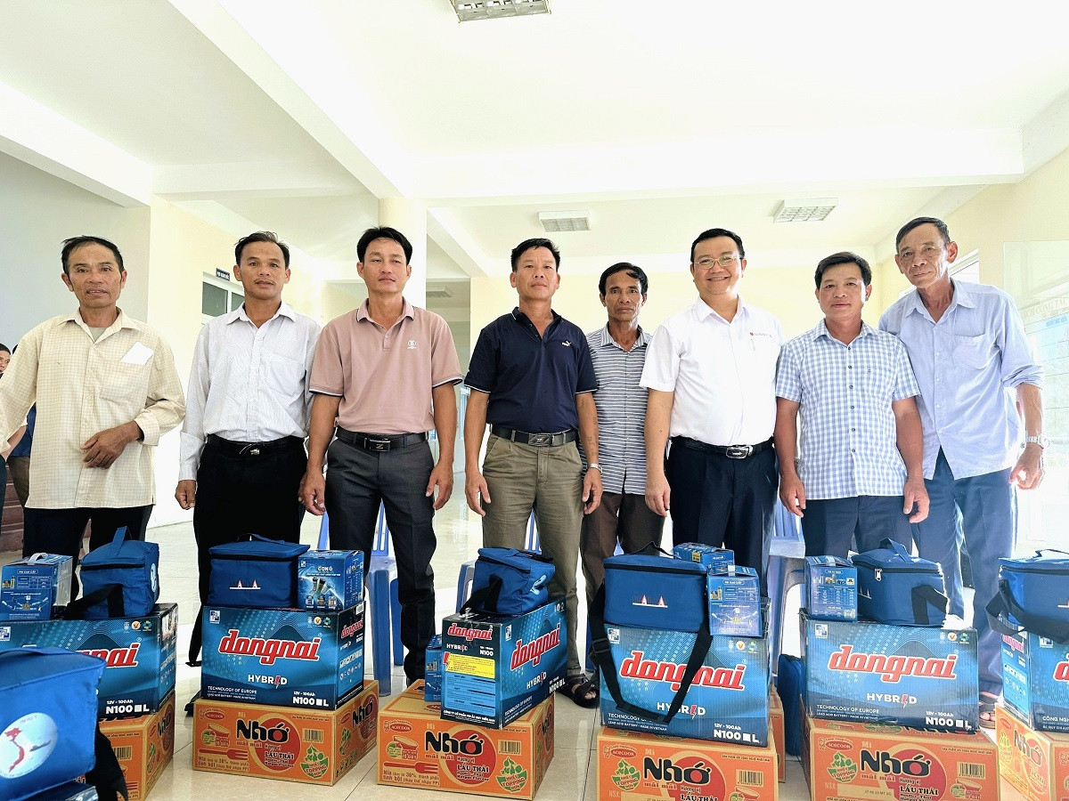 Ông Nguyễn Tiến Trường - Phó văn phòng đại diện khu vực miền Trung (thứ 3 từ phải sang) trao quà cho các ngư dân Ông Nguyễn Tiến Trường - Phó văn phòng đại diện khu vực miền Trung (thứ 3 từ phải sang) trao quà cho các ngư dân